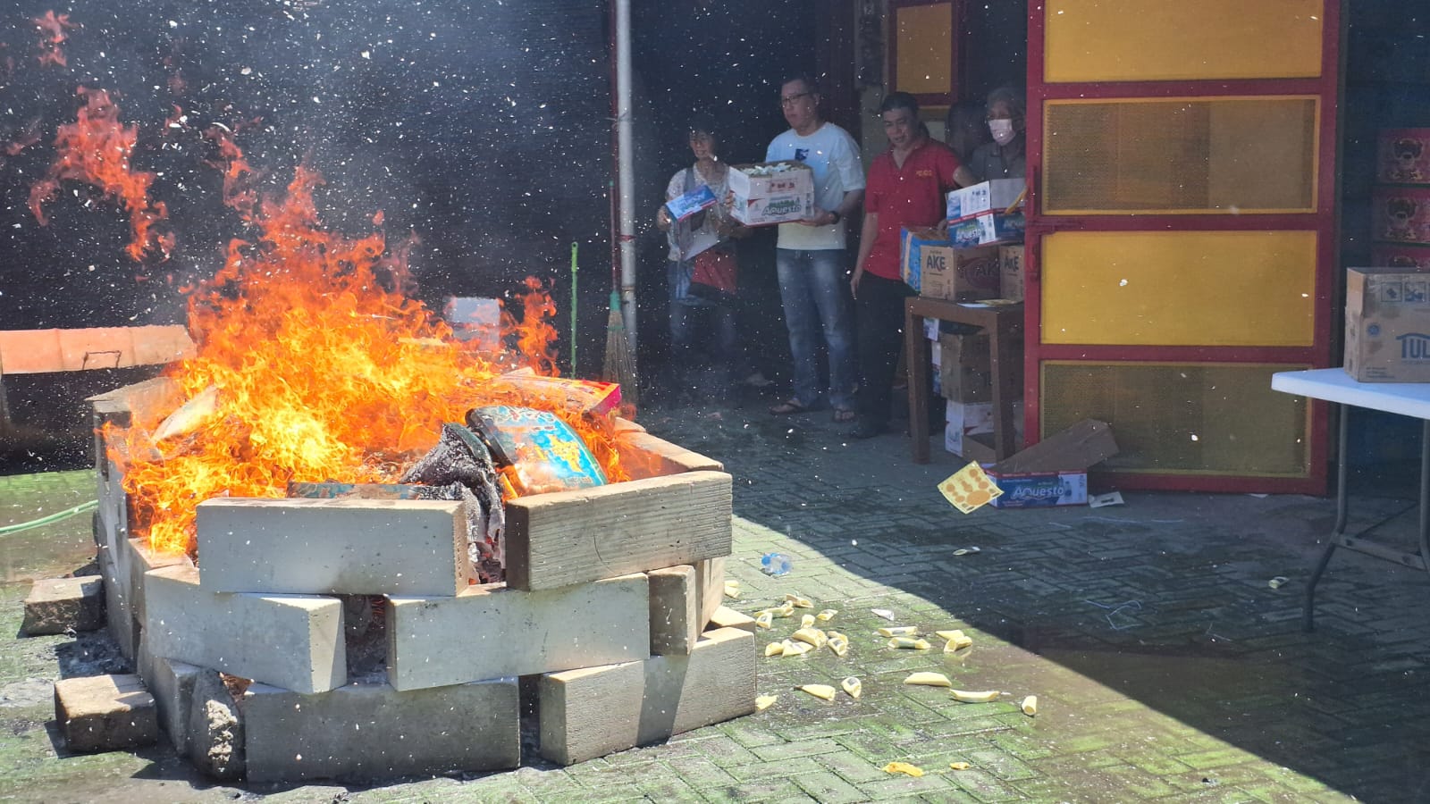 Prosesi Pembakaran Persembahan Kertas Doa Ritual Ulambana